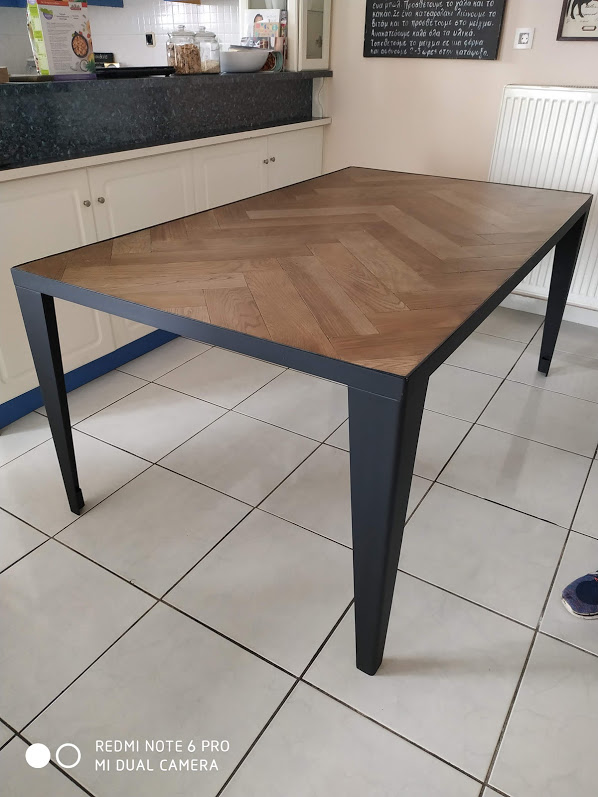 Τραπέζι από μέταλλο και ξύλο